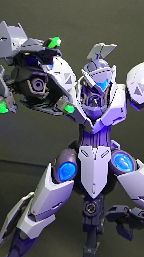 最後、手元にあった余剰のデカールをっぽくなるよう貼り付けてみました。また今回初めて蛍光塗料を使い、バイザー、肩、脚のクリアパーツを塗装しました。ブラックライトで照らすといい感じで満足です。なんとか目標の水星コンに間に合ってよかったです。去年はＧＵＮＳＴＡのイベントに間に合わなかったことがあり反省点でした。今年は積極的にイベント参加してプラモ活動を進めていきたいです。最後までご覧いただきありがとうございました。