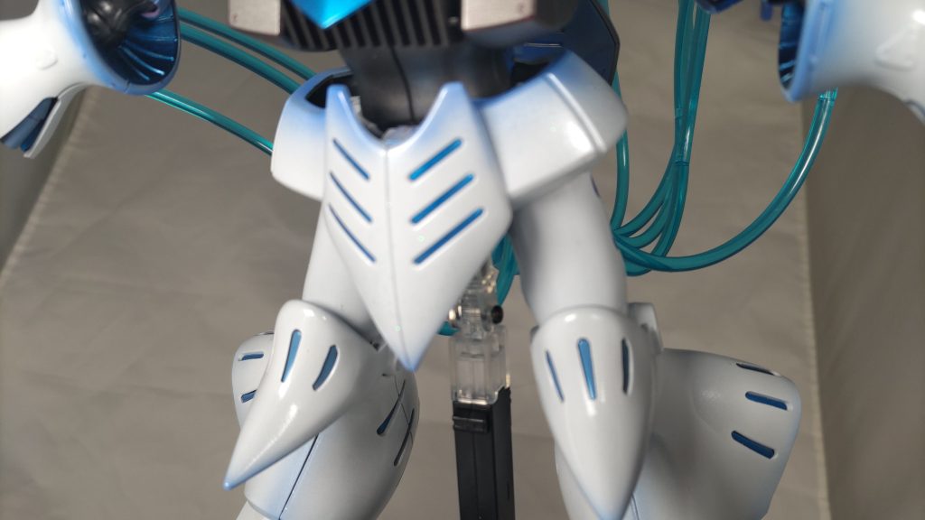 塗料 ガイアノーツ白部分  シルバー →アルティメットホワイトにパール混ぜ→各所にラメパウダーを散りばめ最後にプレミアムガラスパールを吹きました。