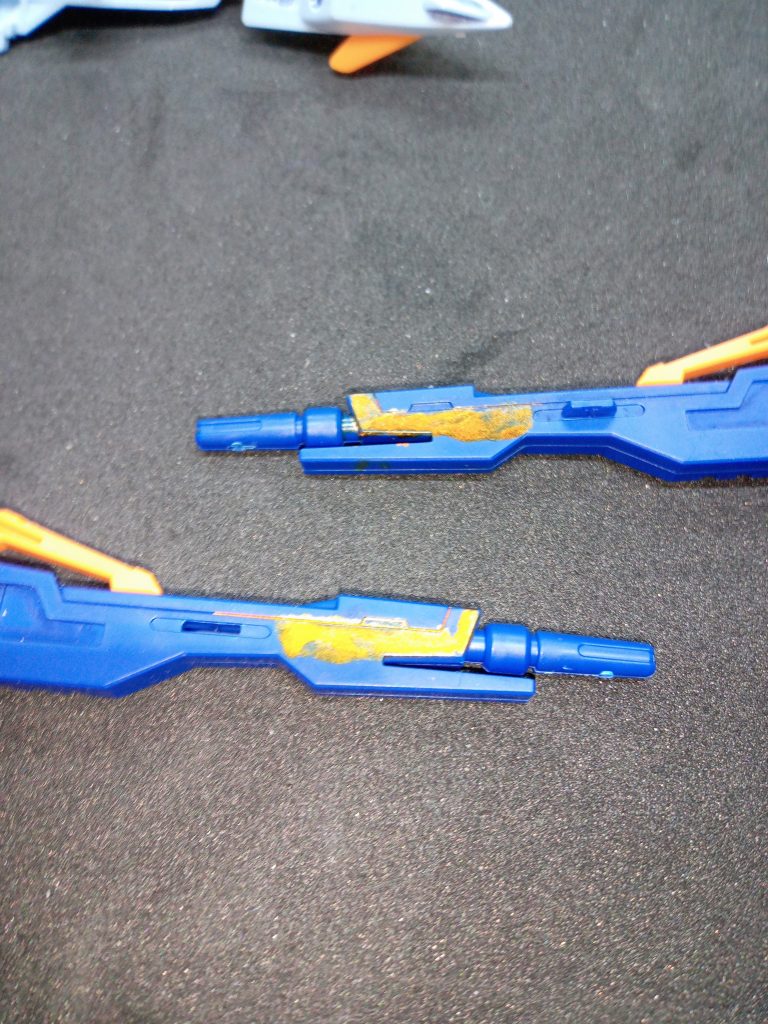 ライフルのオレンジ箇所は少し延長させて塗装しました。