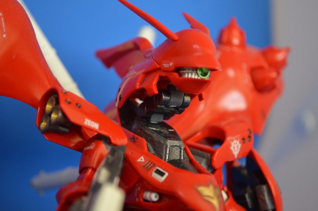 ご覧の通り、首を大きく上に向けることが可能です。