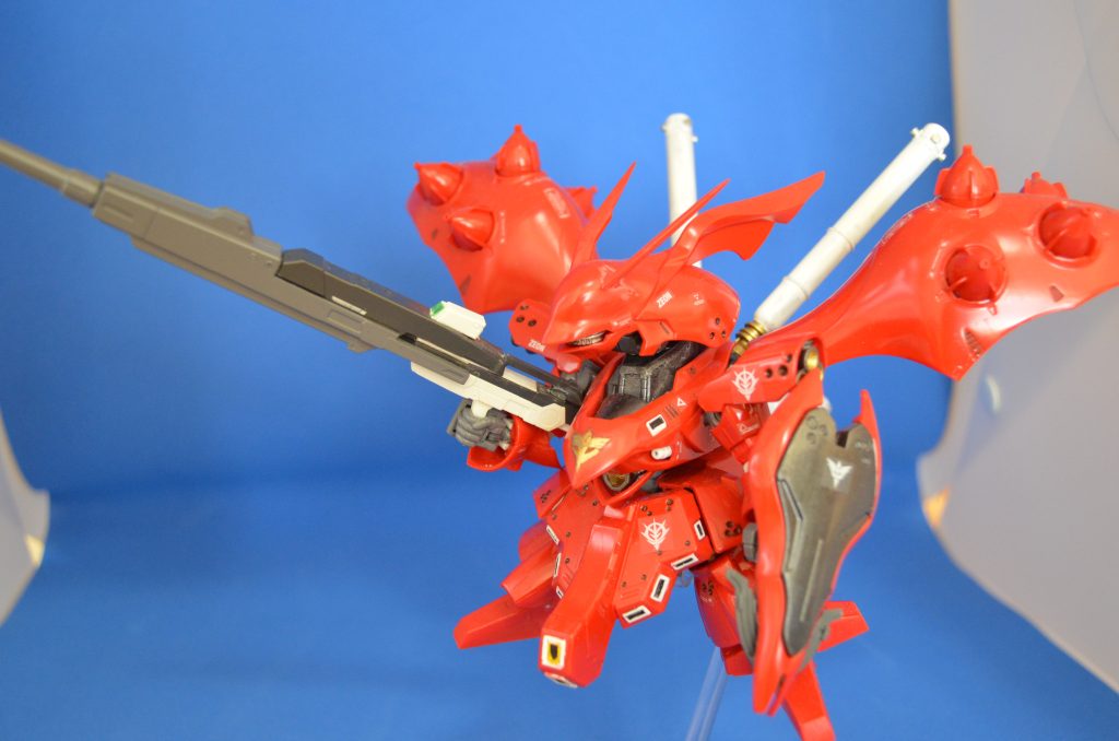 派手に動く感じの機体ではないので、ポージングは控えめ。