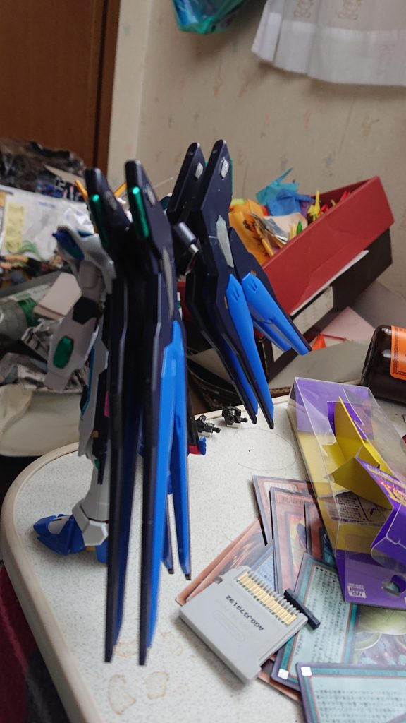 後ろ姿です。写真に物が紛れてますが気にせずガンダムを見てください。笑