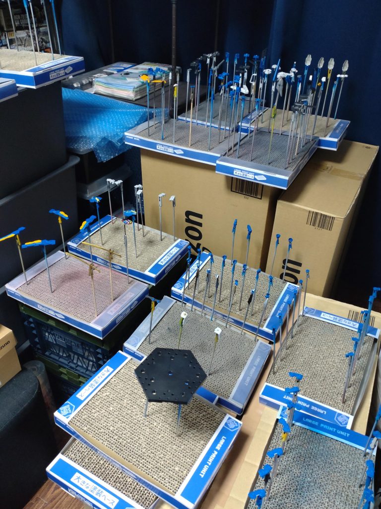 ベースは2000番のヤスリがけ後にサフ吹きとモンザレッドで塗装しました。