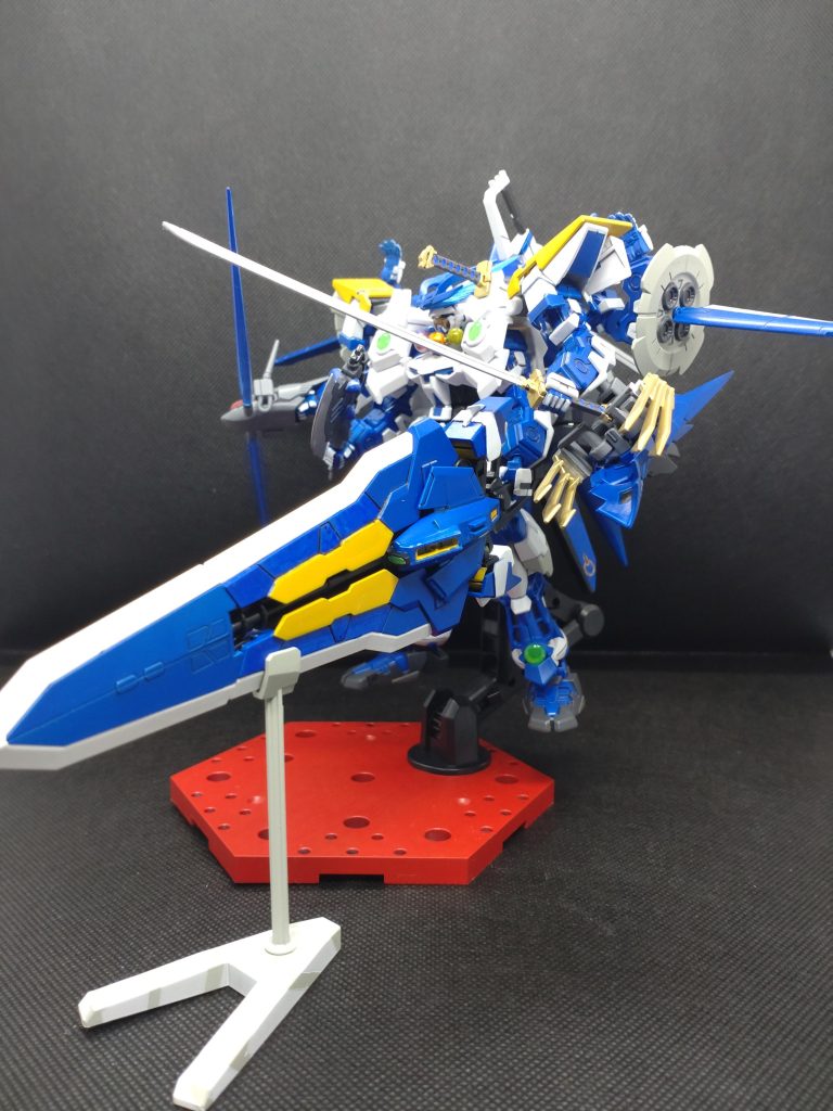 機動性が低い見た目をしているがフライトユニットと各部に夥しい数のスラスターによる高機動型