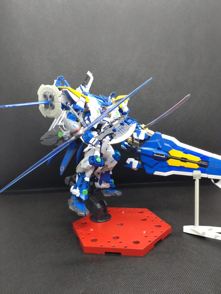 複腕による近接時に後部からの攻撃にも対応可能カレトヴルッフGモードからの後部射撃性能も隙がない。