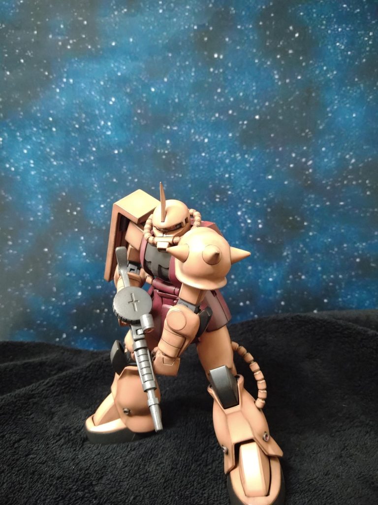 今まで、ガンプラの写真なんて映した事なかったのでどうしたものか…😒…自分の着ていた服を脱ぎ、その上にザク置いて…せっかく宇宙の背景あるのに地面が真っ黒…何か違う…