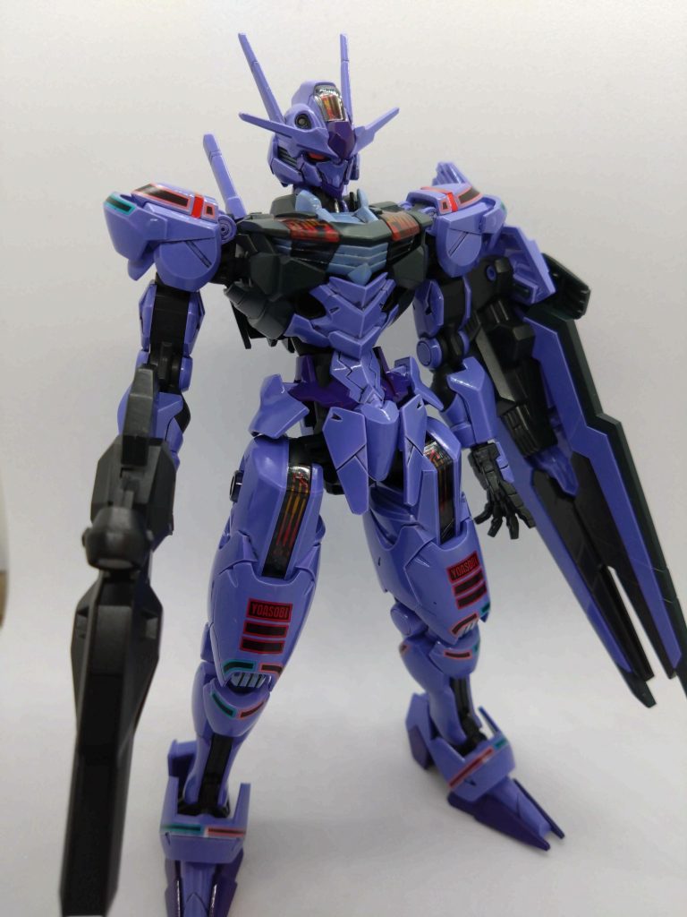 メインカラー(ホワイト部分)はふじ色にパープルを混ぜて作成、赤いパーツはパープルを、青いパーツはネイビーブルーを塗っています。また、イエロー部分はふじ色をそのまま使いました。