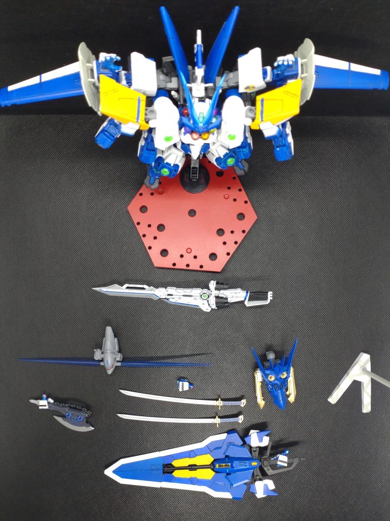 レンズ部はHアイズを使用しました。ビームサーベル部分は薄いピンクの物をクリアブルーで塗装しました。細かい部分はガンダムマーカーです。