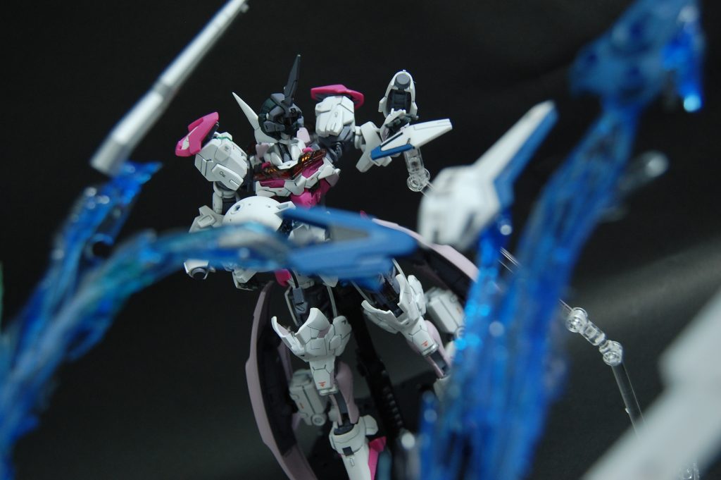 明らかに配色パターンが違う装備をつけると、継承したのかな、奪ったのかなと見た目からストーリーを想像させるような表現ができますね。