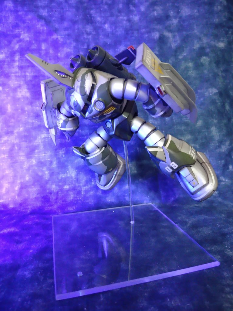 アクションポーズ😃海中の背景が用意できませんでしたので、前回のシャアザクで活躍した宇宙背景の[布]を裏にして、ブラックライトをあてて何となく辺りを青くして、スマホで撮影致しました😚