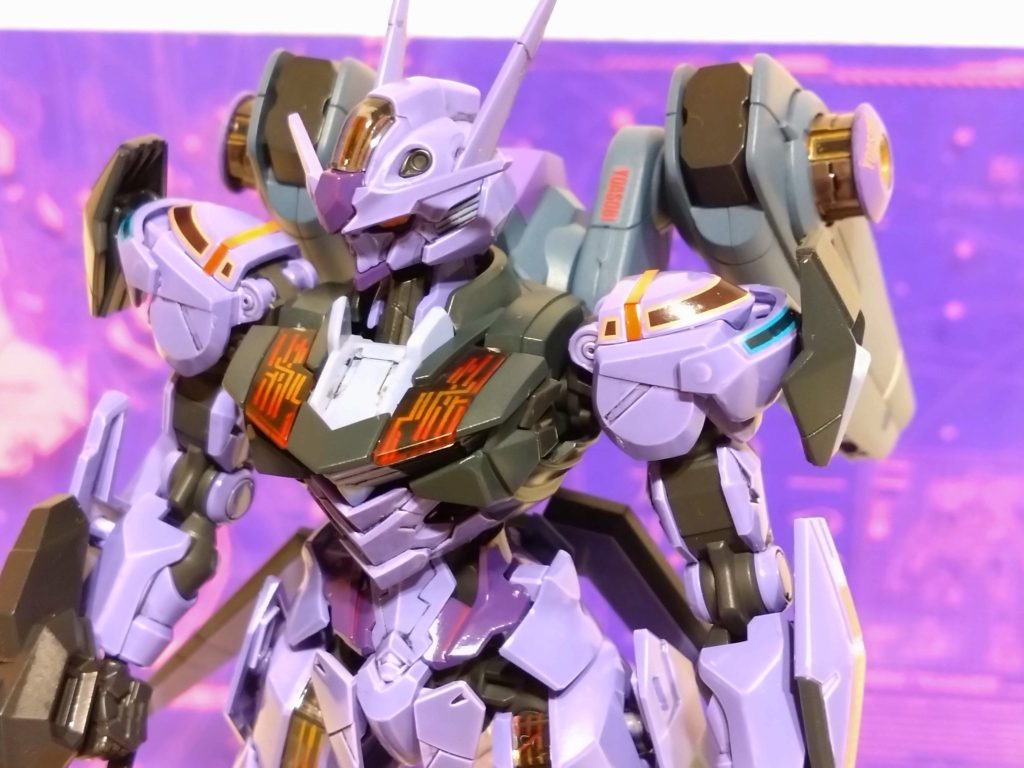 YOASOBIのコラボカラーに合わせてフライトユニットも塗装。差し色のパープルが良い具合です。