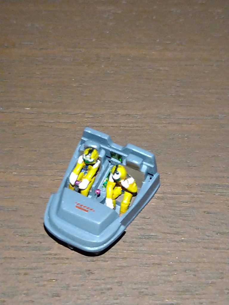 先に塗装してしまいましたが、コックピットです…年はとりたくないもので…😅とにかく目が…😵　　一応今回イラストの影響でシルバーファンファン作りましたが、やはりどうせ作るならお馴染みのウッディーさんの乗る[青いファンファン]も欲しい！😆ってなって、でもノリと勢い！行き当たりばったりで制作している私にとっては、もちろん図面も何もなく、二度と同じ物が作れないと思いましたので２機同時に作りました!😆青いファンファン…いつか投稿出来たらいいなぁ〜と考えております😚