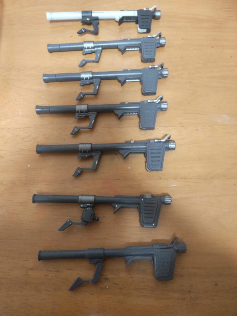 何故ジムさんがいるかといいますと、旧HGのバズーカ、径が若干が違うんです。知らずにヤフオクで落札したので、再度、落札し直した結果、写真の数になりました。せっかくなので棚の奥でホコリを被っていたジムさんを手直しし持たせました。