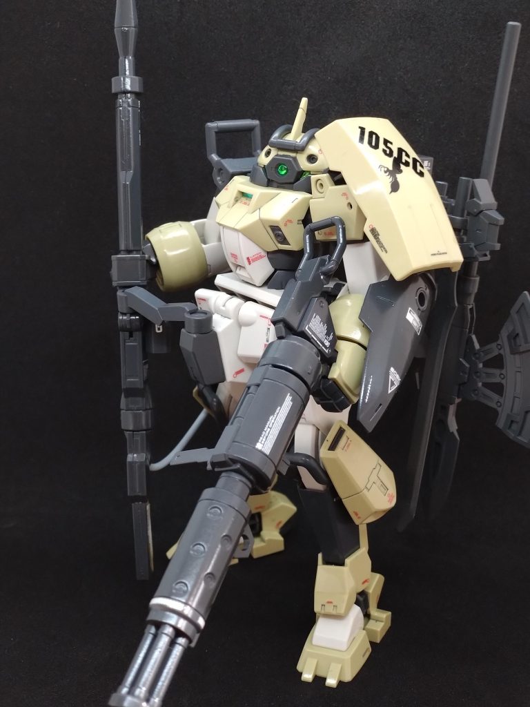 特に改造はしてないが、グレー部分はやや暗めの色で塗装し直し、全体にマーキングデカールを貼りました。センサー部にはオーロラシールを貼って、ちょっとの光でキラキラするようにしています。