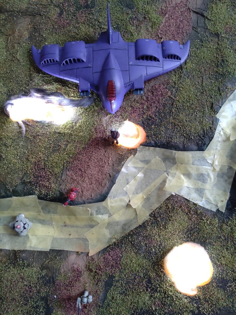 頂き物が入っていた発泡スチロールに、ティッシュを水溶き木工用ボンドで貼り付けて土台作り、100均のアクリル絵の具で色付けして、粉粉を振りかけます。LED6灯付いて110円を、裏から顔を出させて、脱脂綿の爆炎を被せました。キャストの皆様でリハーサル。