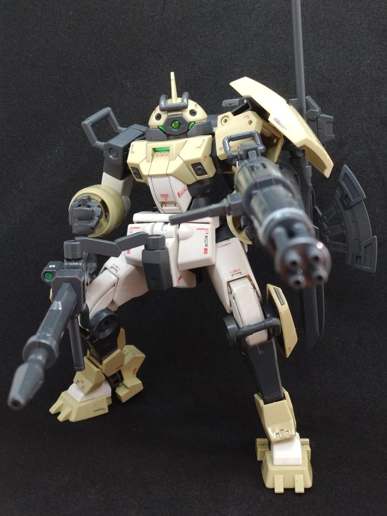 追加武装のガトリングガンを左手に、接近戦用に腰のナイフ、背中のアックスとソードを装備しています。