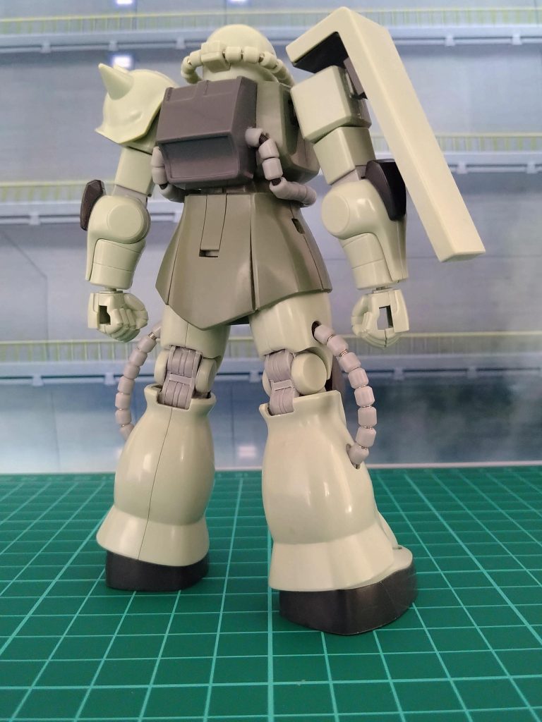 一応このザクは、3人兄弟の真ん中で、以前初投稿させて頂いたシャア専用ザクと、今回のサンプルザクと、あともう一体と……🤭 作り方をできるだけ強く頭に残そうと思い、3体同時進行で制作致しました!😁流石に3体同時制作でしたので、作り方、収め方や手順、それなりに頭に入ったと思います!😚