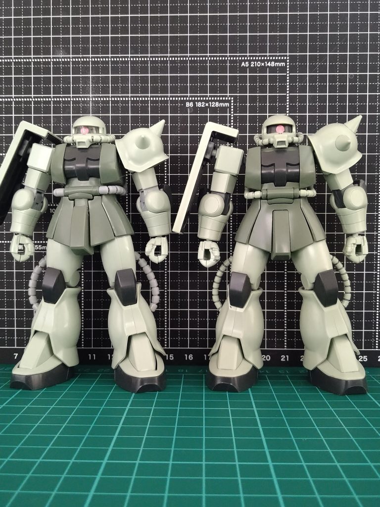 左側が今回の〘サンプルザク〙で、右側が〘素組のザク〙でございます😚見える所の改造場所は定番の頭部パーツ少し削ってます、私の場合は、1ミリ以下、あまり削りすぎないように気をつけております、それとモノアイ、モノアイカバー、後は動力パイプスプリング化とフロントスカート分割です😄その他の改造は逆に、身長や腕足の長さなどとにかくプロポーションを変えない様に、意識して制作致しました、ただ頭部が少し低くなったので身長を胴体部分で調整しましたので肩の位置は少し上がりました。