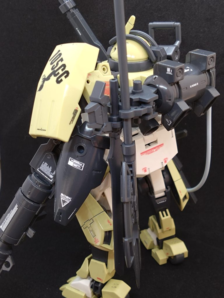 左の前腕にも追加のシールドを装備して、防御性能を向上