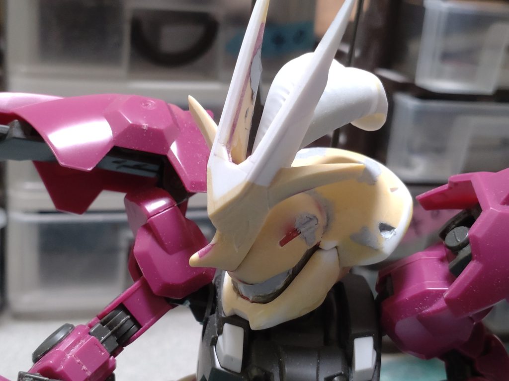 1番苦戦したのはやはり頭のスクラッチでしたね一応ベースにSDCSナイチンゲールの頭を使ってはいますが芯になってるだけでほぼスクラッチブレードアンテナはHGの物を少し延長してそこにプラ板とパテを盛って大型化羽もHGの物を延長して使ってます