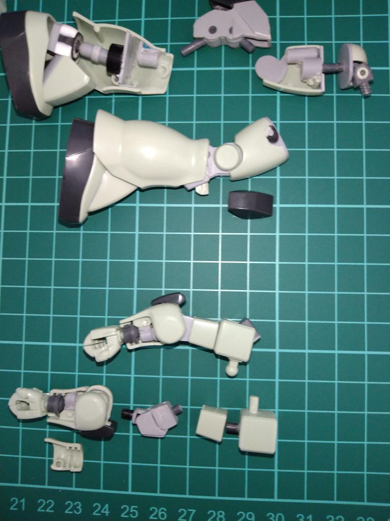 一応私なりに、ヒジとヒザは別パーツで、塗装しやすいように制作致しました!サンプルですので、写真ではこのようになっておりますが、ヒジと手の間にあるパーツは、このキットの定番の後ハメで制作します😁