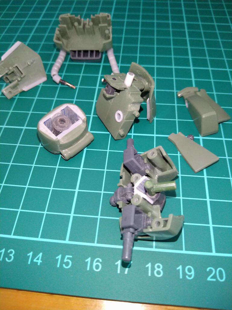 胴体部分です😚やや左寄りにある真ん中のパーツは、胴体でございます、プラバンを四角く組んで、その中に、ボールジョイントの受けを入れてますその後、やすりでけずって形を作って行きます、全くそんな事する必要性はないのですが、お腹まわりだけ色が違うの気になって…この胴体…サンプルなので塗装はしないと決めておりまして…プラバンの代わりにランナーのタグも使って、無塗装制作楽しみました!……全く意味ありません…😂私の自己満足でございます…