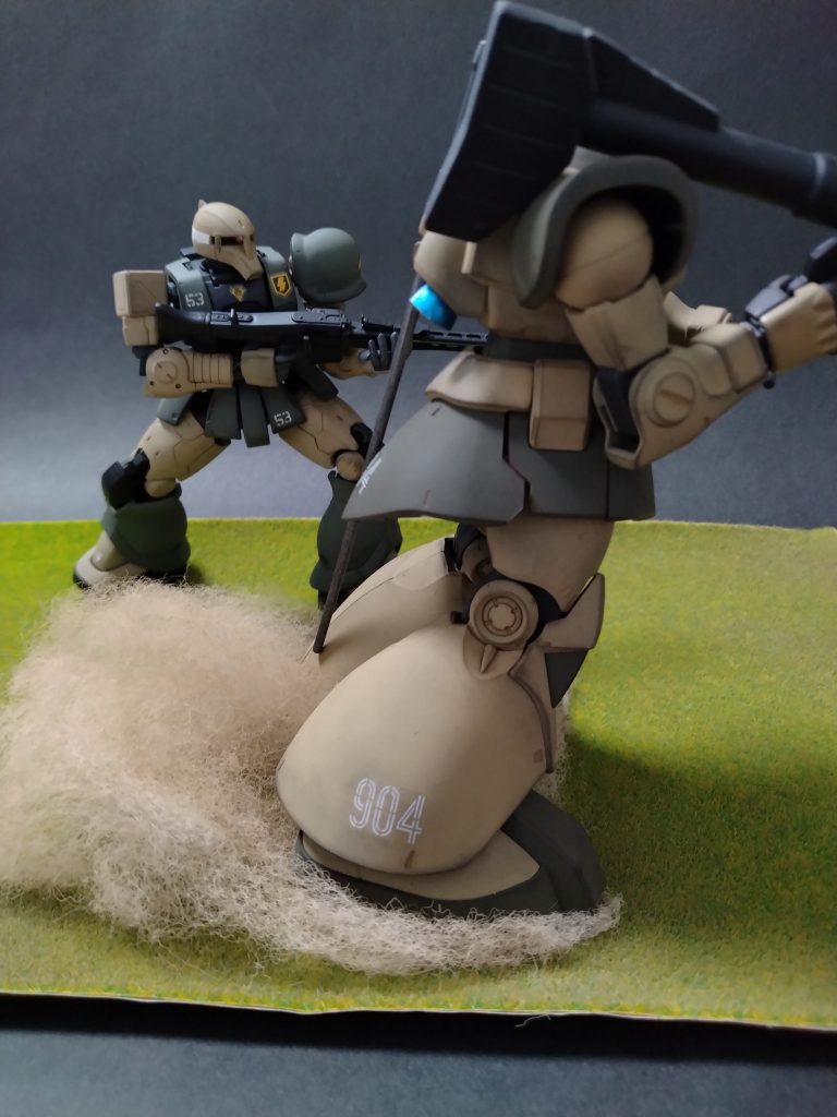 大尉「少尉、11時の方向、稜線の向こうに61式2両。正面07を包囲している人型3!正面にホバーで突っ込む!援護してくれ!」少尉「了解!61式は任せて下さい!稜線ごと吹っ飛ばしてやりますよ!」大尉「向こうはまだ気づいていない、行くぞ!」”スロットルレバーを全開にし、一気に加速する09。”