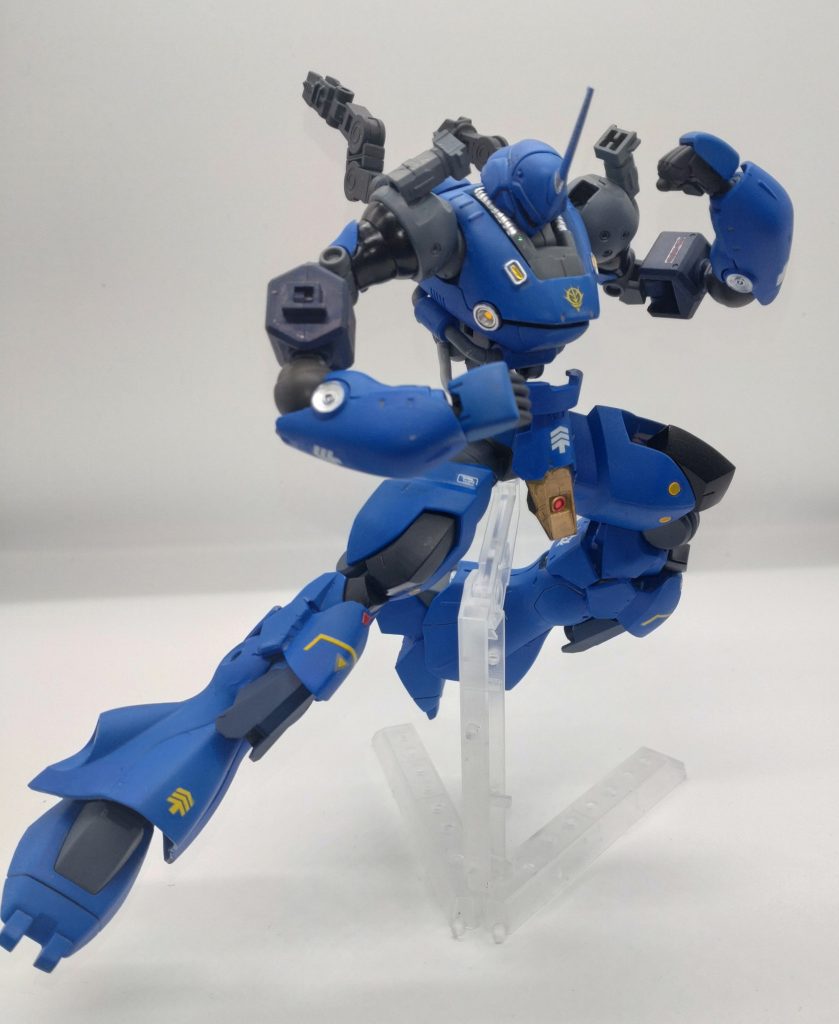 身軽さと可動性でガンダムを翻弄します。