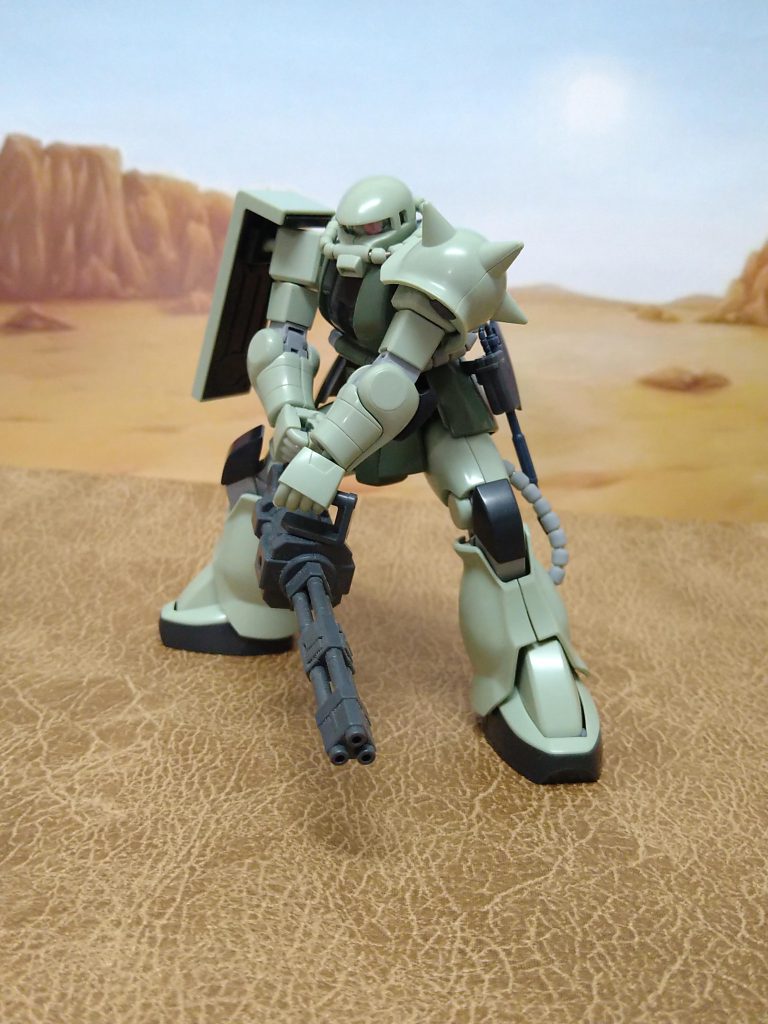 ガトリングガン持たせてみました!😆    お腹まわりのパーツも作り、前かがみとひねりが出来るようになりましたので、腰を落とし武器を何となく重たそうに構えるポーズも出来るようになりました😚