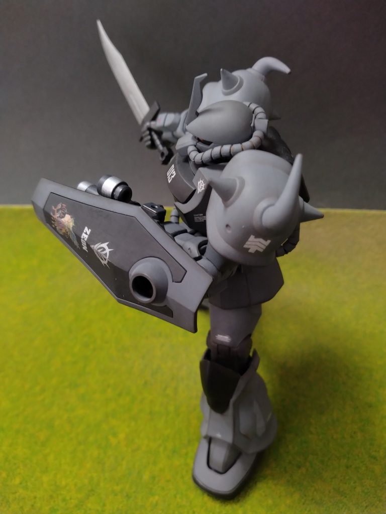 大佐「なんだ⁉09!」大尉「07背を向けろ!」”09の左胸部からの閃光で連邦の人型に隙を作る。”人型「ぐっ!カメラが・・・焼ける!」大佐「今だ!これでどう?」”サーベルでコクピットを貫く07。人型1機沈黙。”