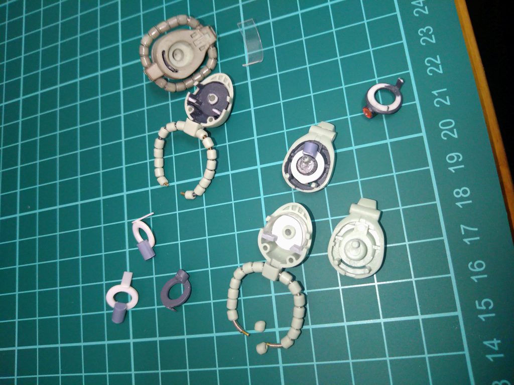 私のモノアイの作成方法は、とてもシンプルでございます、1ミリプラバンをドーナツの形に切り抜いて、4ミリ位の丸棒(写真ではHGジオングのランナー)くっつけて、モノアイ動かすためのつまみくっつけてモノアイパーツ完成です、何個か落ちているドーナツ型のパーツは、ストックです😚…まだあります…😅…そんなにザクばかり作れませんが😂