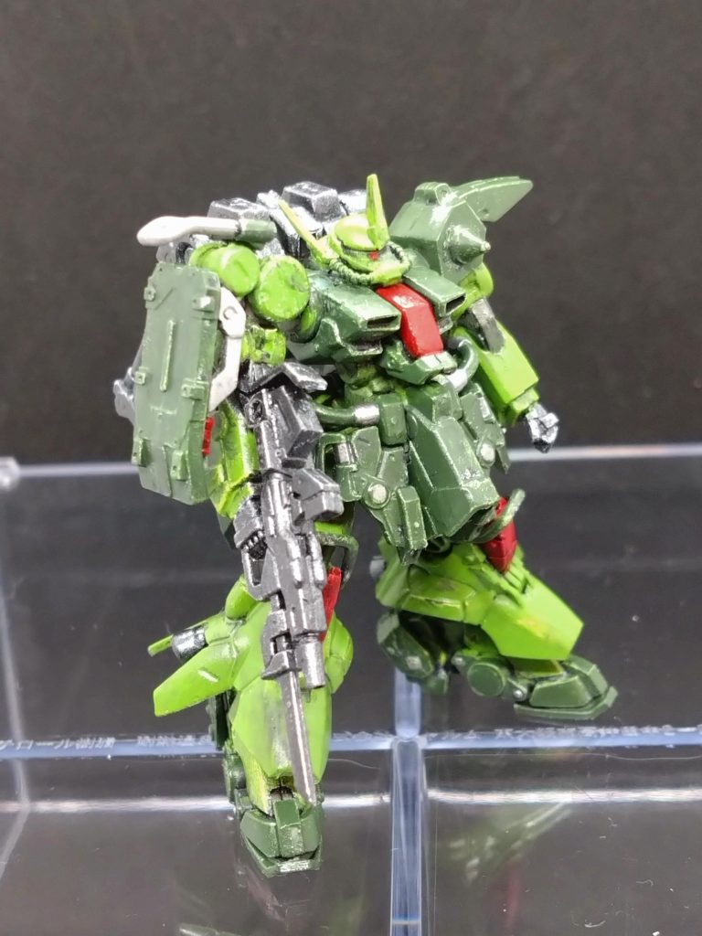 筆塗りですが、下地は缶サフ→水性ホビーカラーのつや消しブラックをエアブラシで塗装→水性ホビーカラーのホワイトでドライブラシ→からの筆塗りです。パーツがバキバキと割れていって、かなり苦戦しました。知識不足。