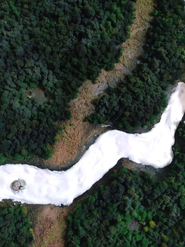 そして、スポンジで植樹して、水溶き木工用ボンドで固着させた後に、濃緑色で塗装し、つや消しクリアで更に固着させました。最後にエナメル塗料で墨入れしてます。川は、立ち泳ぎするゾックと共に、木工用ボンドを流しました。