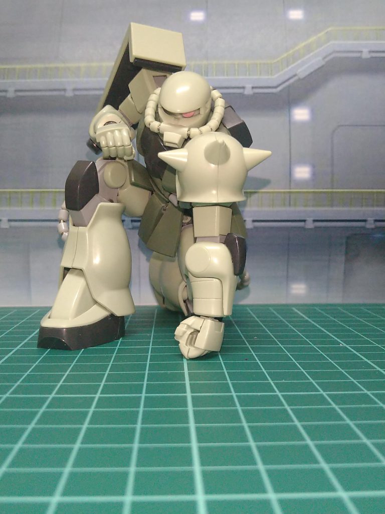 合わせ目消しもトップコートも何もしておりませんが、この作品はこれで完成でございます!😁このザクは棚に飾られる事は無いと思いますが私の制作の場の一番目に付く所に置かれると思います☺️見て頂き、ありがとうございました😆