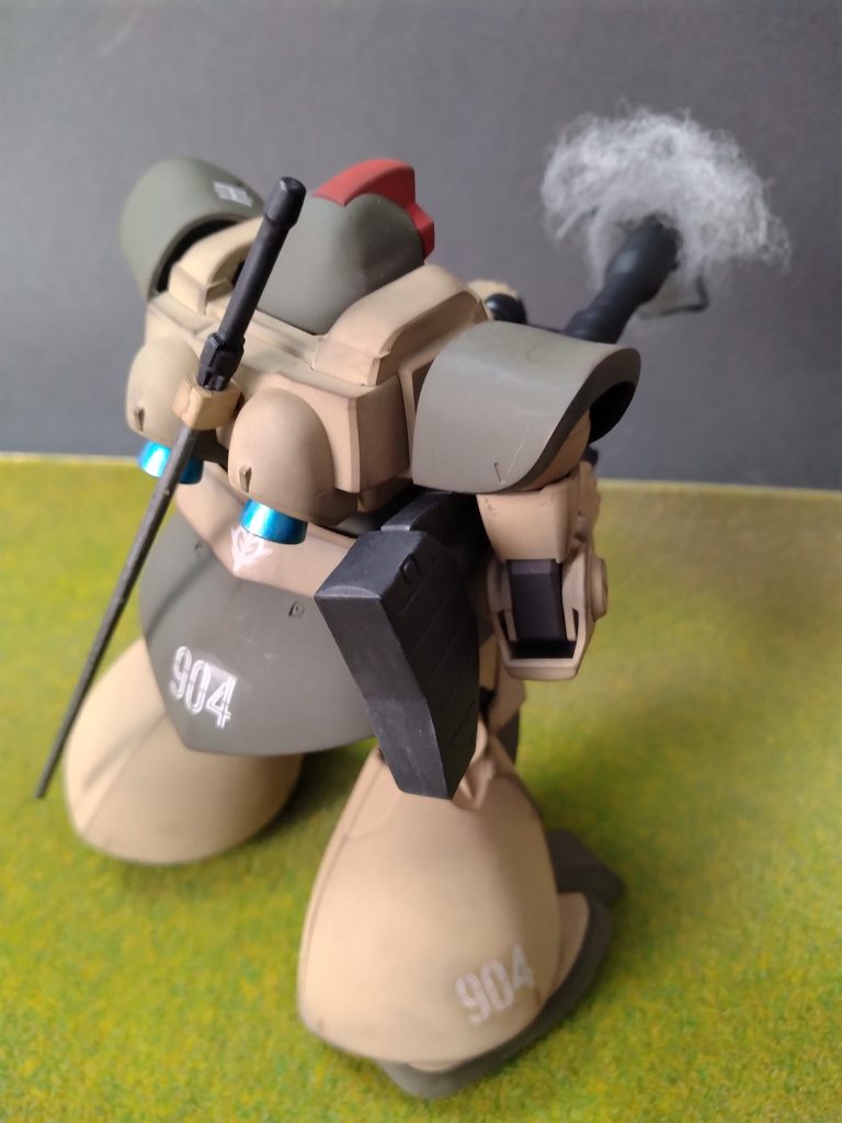 ”09は素早く背後に回り込み、ゼロ距離でバズーカを発射。撃破。”大尉「遅い!あと一つ!」