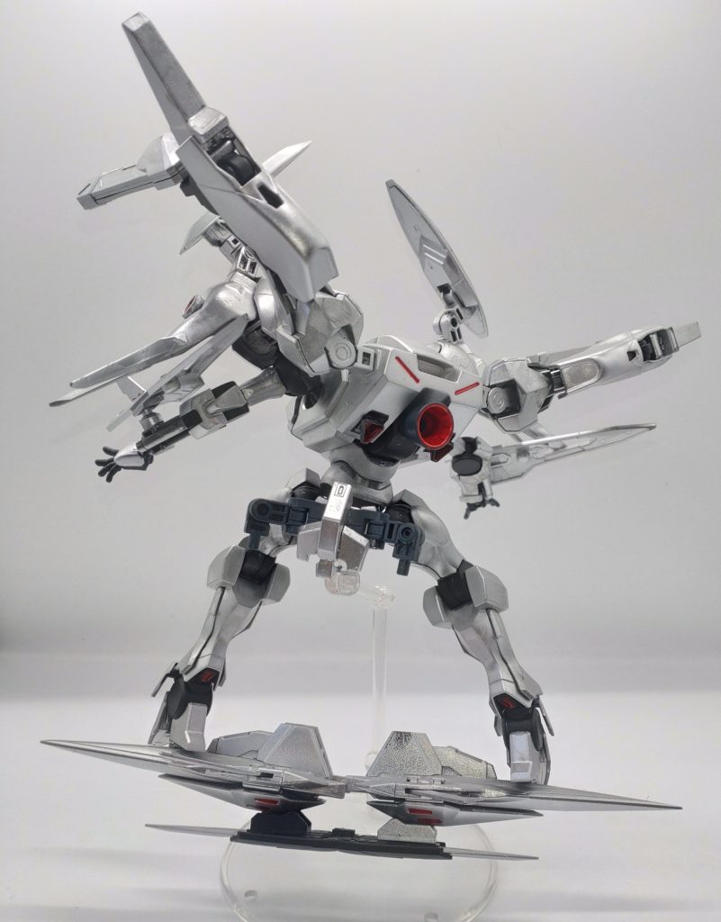 リフボードに搭乗。最初は1/100のダブルオーのシールドを使う予定でしたが見つからず、スクラッチする技量も無いので1/144のオーライザーを繋げてみました。