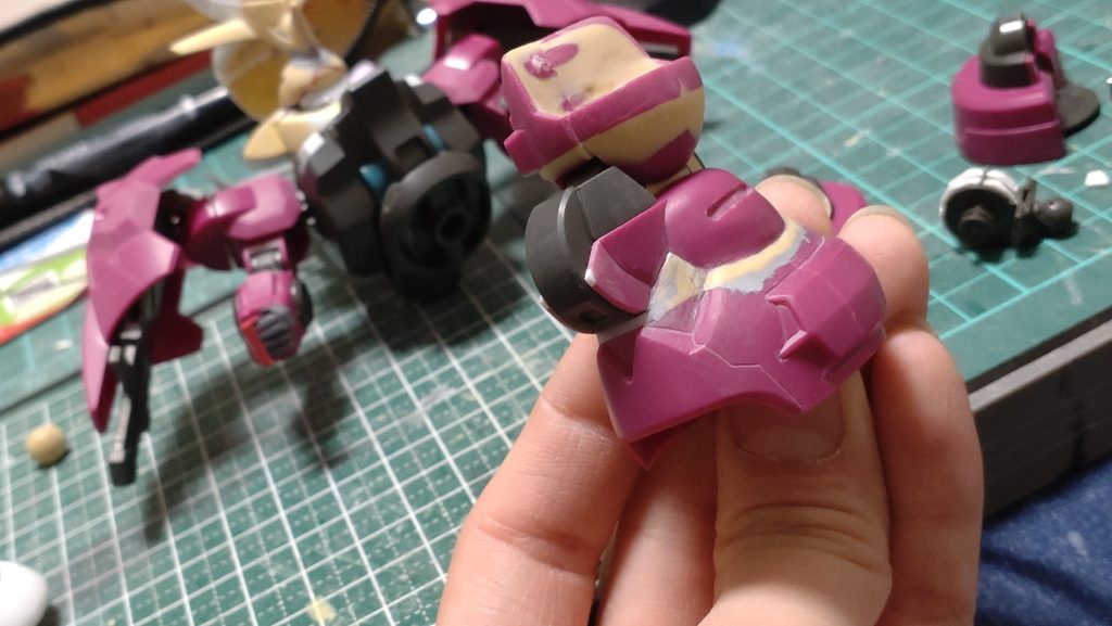 脚は太ももとスネ(というか膝から下)をバッサリ切って接着した後パテで辻褄の合わなくなった所を修正してます