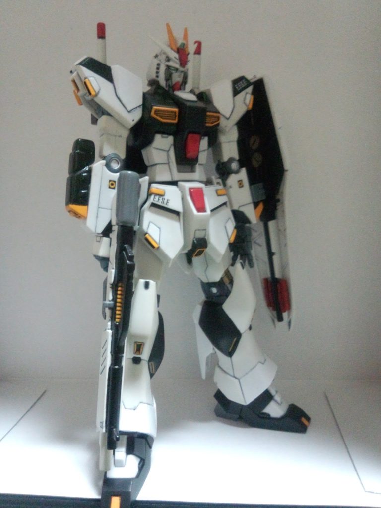 各所にスラスター追加。右腕部にビームガン兼ビームサ－ベル。