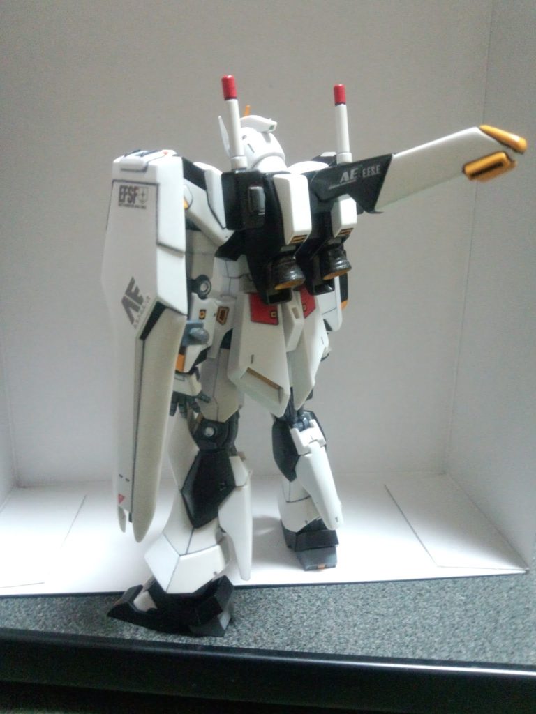 後ろ姿です。テ－ルスタビライザー装備。