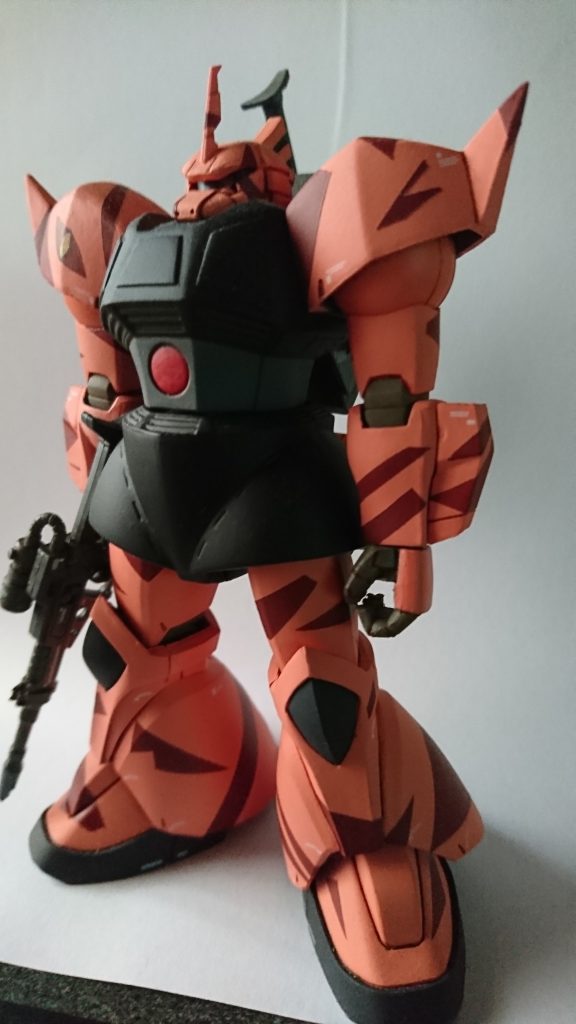 同じくGFF系のゲルググです。ボディーだけ黒く系に塗りアップリケア-マ-しました。濃い赤はたんぽ印刷?の後をごまかすための赤です。