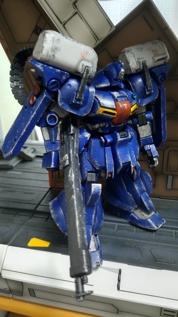 デカールは白系でいこうとイメージしてたのですがチッピングやり過ぎで目立たなそうなのでコクピットハッチと弾倉の前後の面だけに留めました。