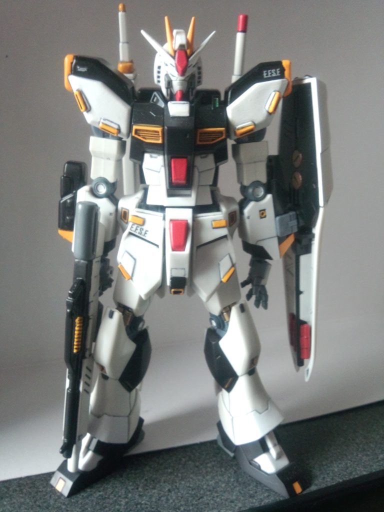 真正面です。右肩に実体剣装備。