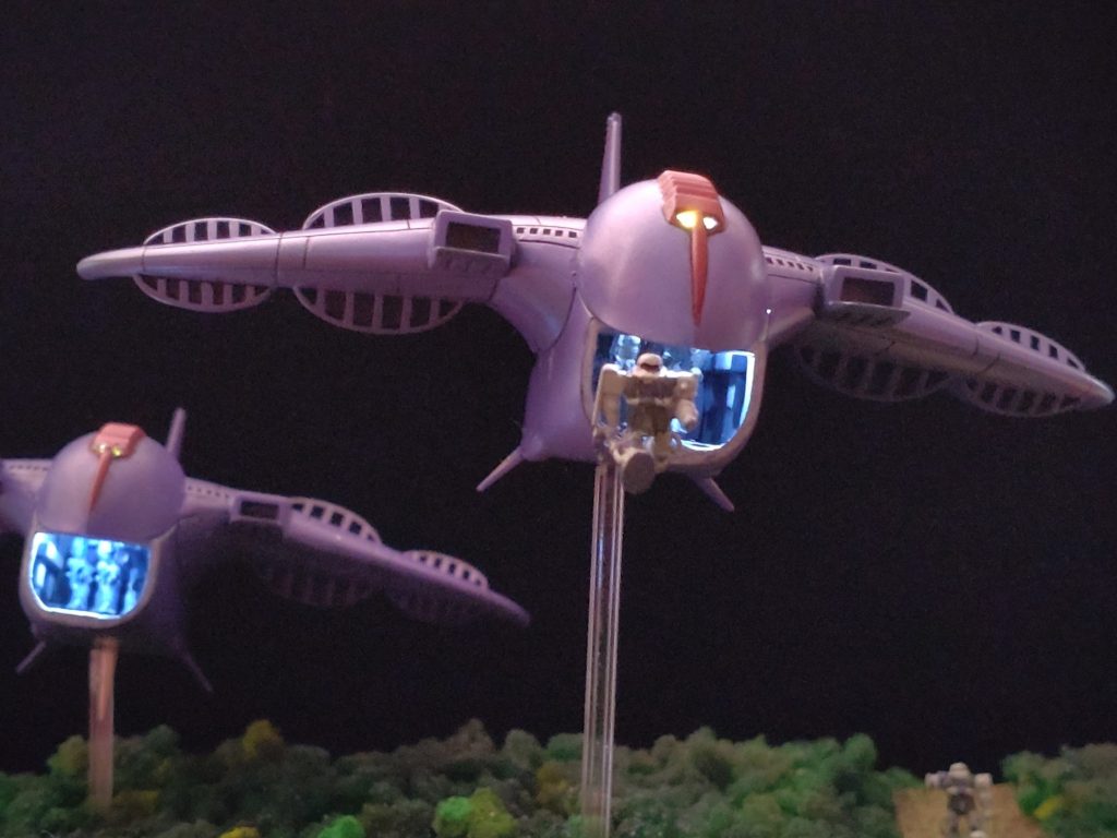 組み立て、スジボリ、前面開口し格納庫作成、黒サフ、エアブラシ、LED組み込み、デカール、つや消しクリア、ウェザリング、つや消しクリアで仕上げました。(もう1機はガルマがシャアに嵌められた時のが、再整備し、ジャブローに駆けつけてくれました。)TV版も大好きですが、どちらかと言うと、劇場版「哀・戦士編」のクライマックスシーンのイメージです。脳内再生はもちろん故井上大輔さんの「哀 戦士」♪シャアがズゴックに乗り込むところから、この楽曲が流れる演出に、当時痺れまくりでした。制作工程