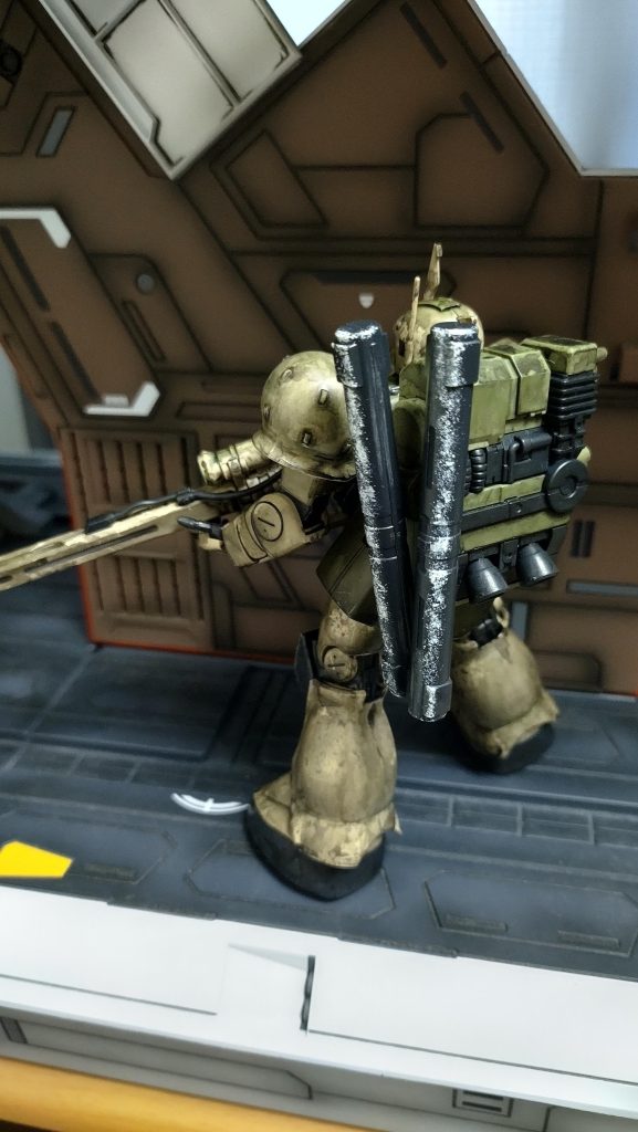 バックパックとライフルを繋げるケーブルはとにかくポロポロ外れるので、取れたまんま撮影です。