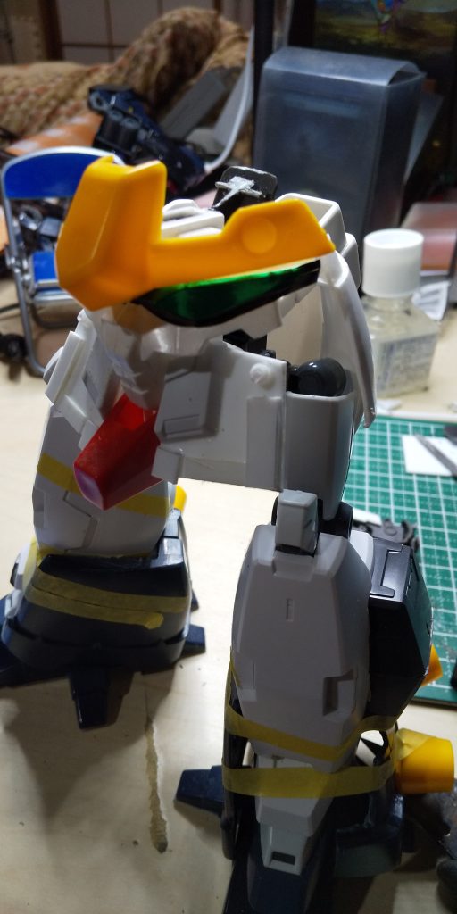 腰周りが寂しかったので、前垂れをプラ板で作りました。