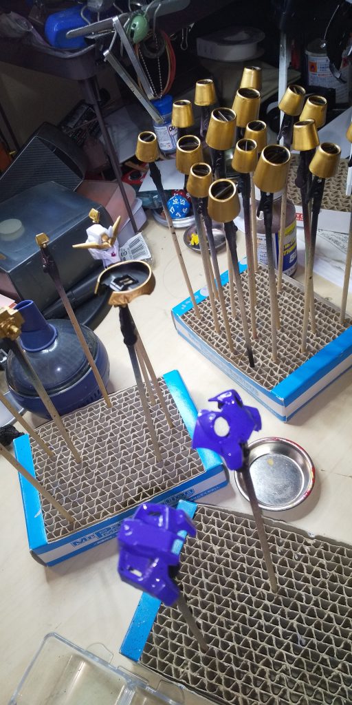 塗装中。サフはスプレー缶、塗装自体は筆塗りです。