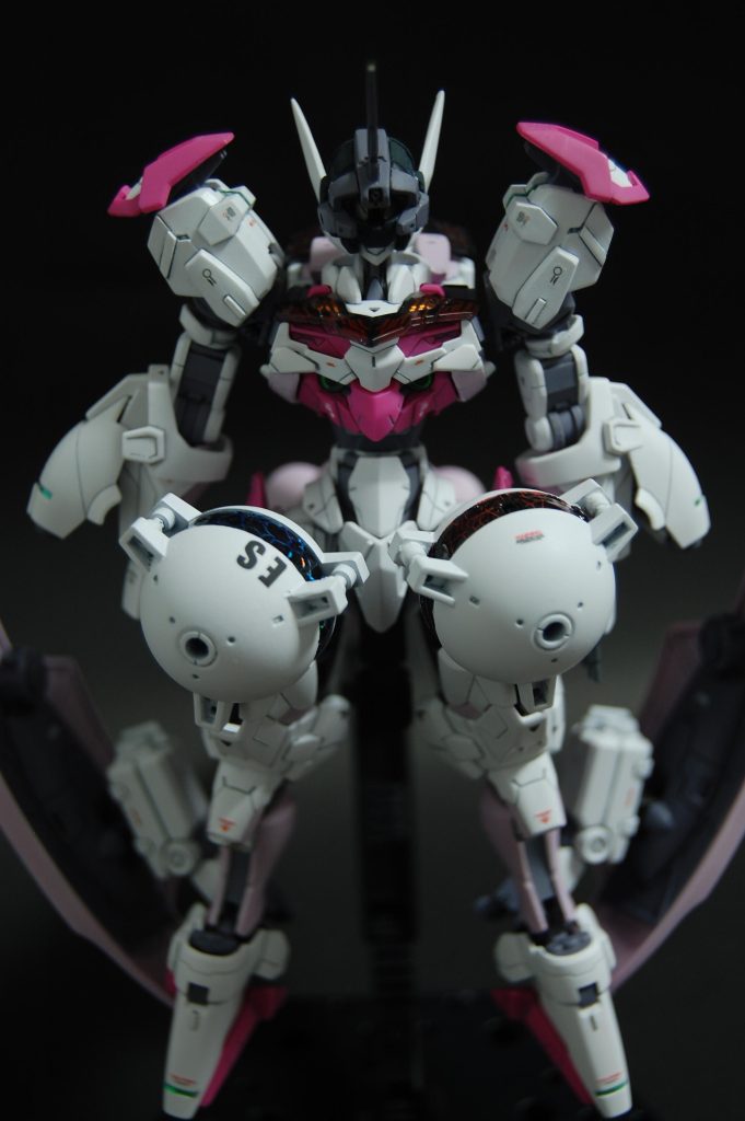 後継機・改修機の強化イメージとして考えられる「武器が増える・大型化する」「シルエットが上向きになる・尖る」といったものの逆をいくようなデザインを意識しました。武装はガンビットのみです。球状シェルユニットの発光部は釣り用ホロシールにガイア蛍光ブルー→水性ホビークリア→アクリジョンブラックでクラック模様をつくり上からUVレジンでコートしました。 かかとのシールドはダリルバルデのアンビカー、各部位に追加されたパーツは大体GP01Fbのものです。前回つくったSDエアリアルの腿の着想から腿の装甲を前開きに、膝のバーニアカバーに接着してるので連動して開閉が可能。腿のフレームにはSDエアリアルで余ったパーメットを内蔵しました。腿の付け根にはリード線をつけ球状シェルユニットと接続、有袋類っぽさも意識しました。マスクはエルノラのヘアバンドの意匠も入れ、30mmシエルノヴァのものにジャンクの顔の頬などをつけて作りました。ルブリスの口は口元だけ見えるとちょっとアルカイックスマイルっぽく見えますね。