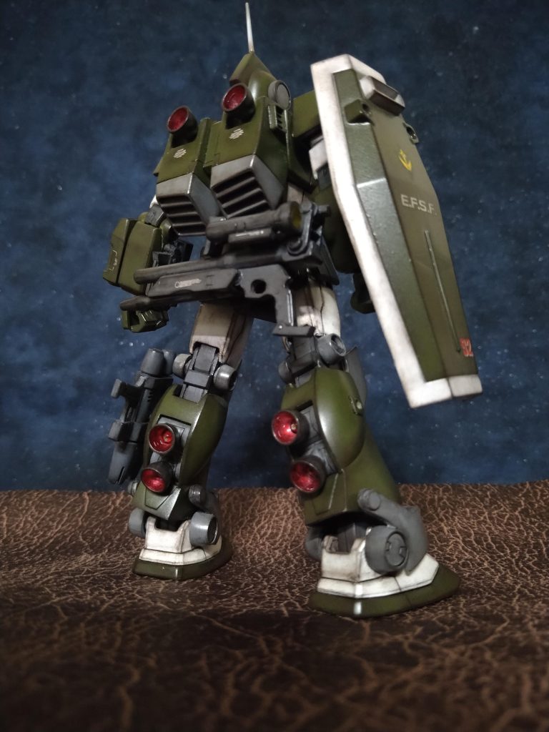 おしりの部分…説明書では、《380ミリバズーカ用ストラップ》と書いていたのですが、バズーカではなく、キットに付いていた『R−4タイプビームライフル』を折り畳めるように制作して、マウントするようにしました😁