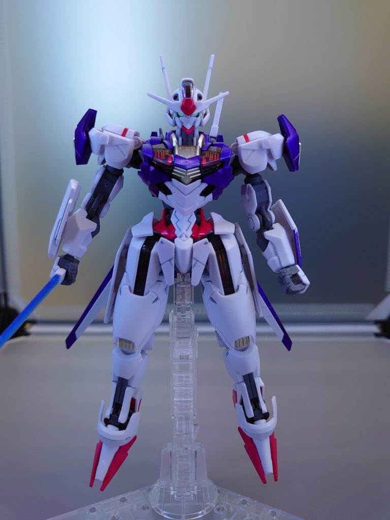 カメラアイは蛍光のピンクや水色の予定でしたが、見慣れてくるとグリーンもいい色です。