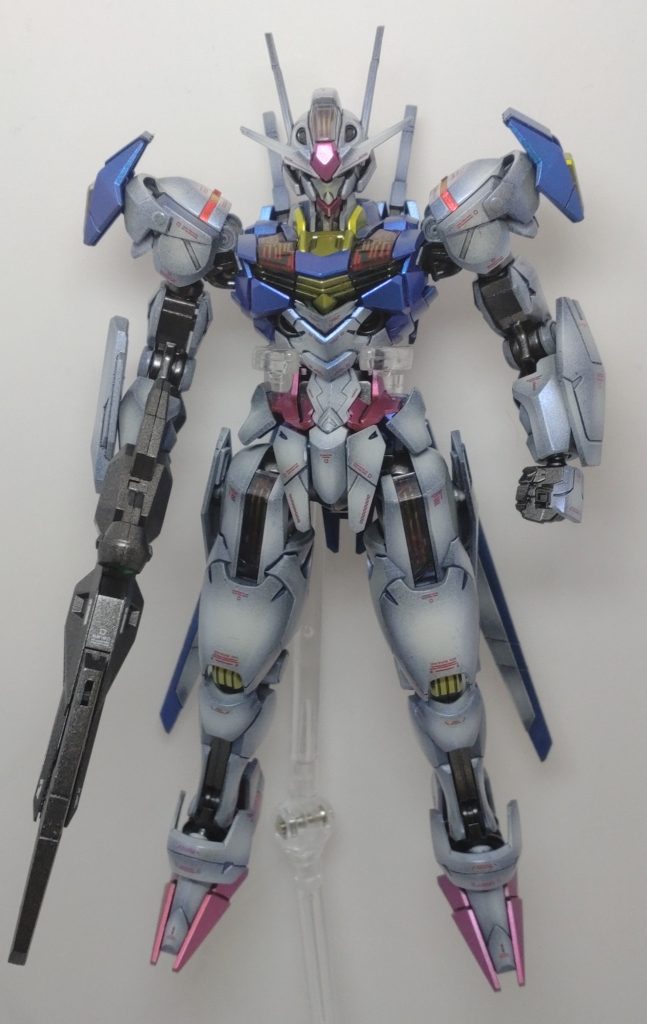 いつもはグラデーション塗装後に組み上げてからデカールを貼ってつや消しという流れなのですが、パーツの色ごとにパール色を変えようと思ったので、そうなるとデカールはいつ貼ればいいんだ？となり色々考えた結果パーツごとにデカールを貼ってその後にパール塗装という工程にしなきゃならなくなり、やる工程が増えてしんどいしんどい 